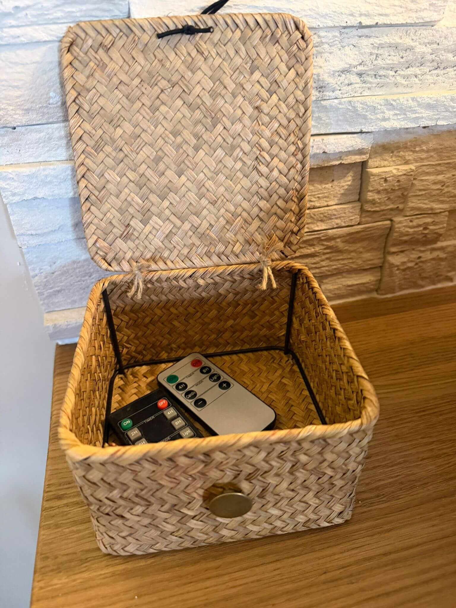 Télécommandes des bougies LED dans un panier en osier