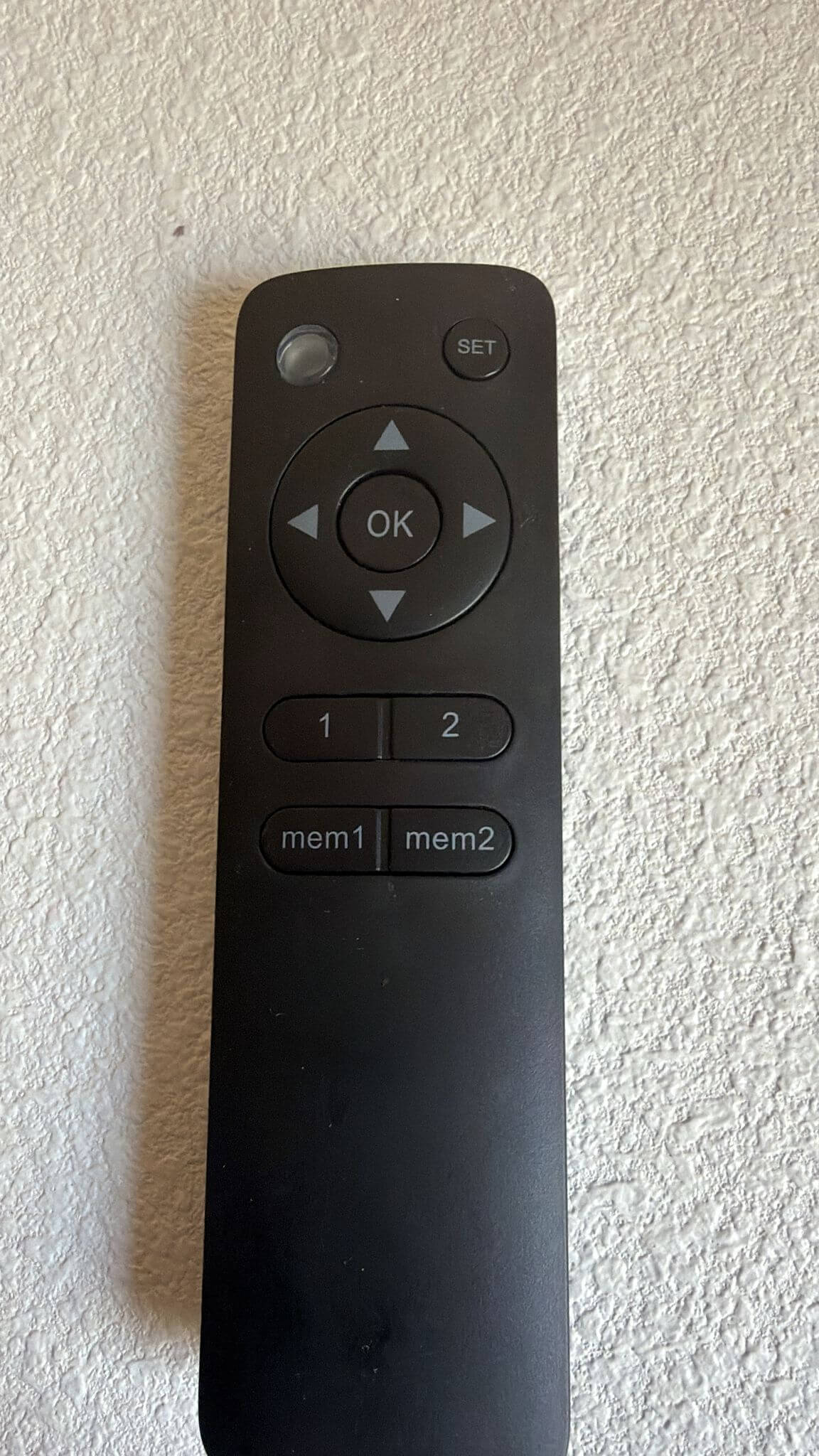 Télécommande pour monter et descendre la TV du plafond